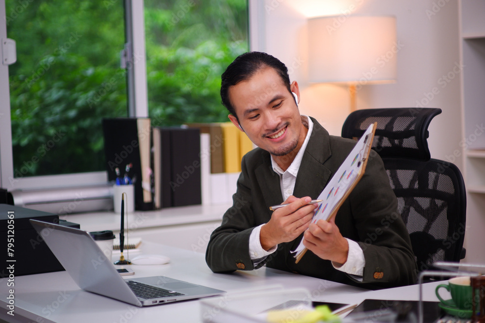 Fototapeta premium Business man talking on video cal graphs