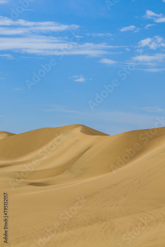 sand dunes in the desert © Hanlu