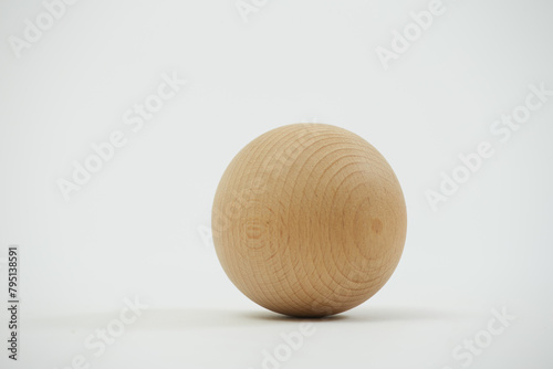 白背景で真横から撮影された木製の球