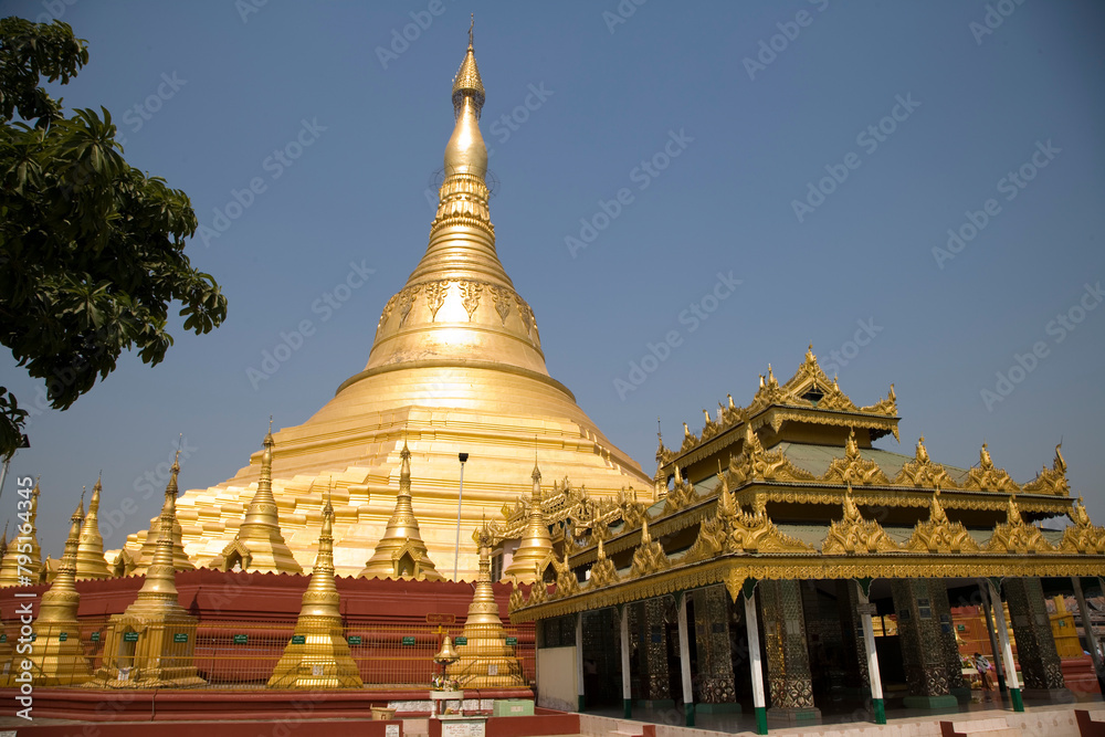 Naklejka premium Myanmar Yangon Shwedagon Paya on a sunny spring day