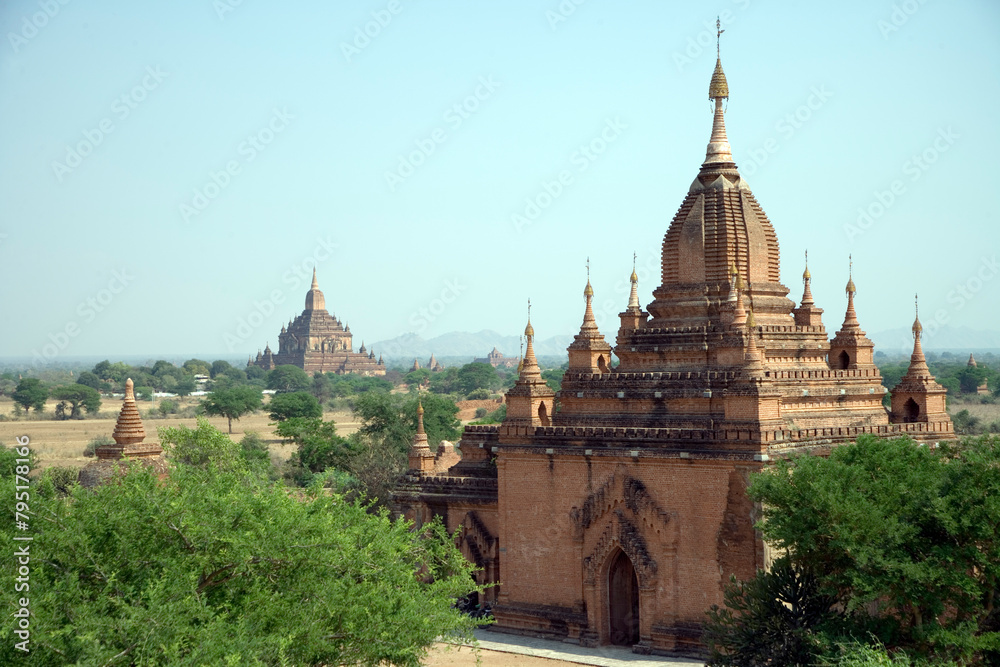Fototapeta premium Myanmar Ancient city of Bagan on a sunny spring day