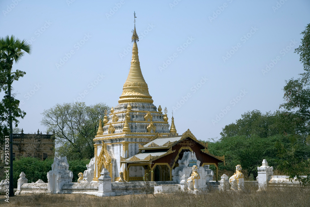 Fototapeta premium Myanmar temples Mouniwa view on a sunny spring day
