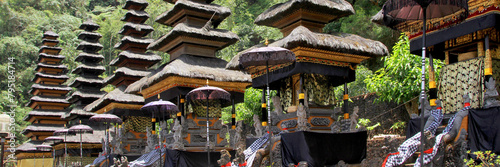 Bali Tempel mit weißen und gelben Schirmen, Bali, Indonesien, Panorama 