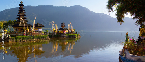 Wassertempel Pura Ulun Danu am Braten-See, Tempelanlage im See, Panorama, Bedugul, Bali, Indonesien photo