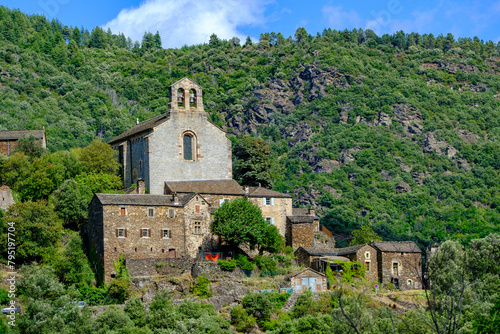 Village de Thines dominé par son église (Ardèche, France)