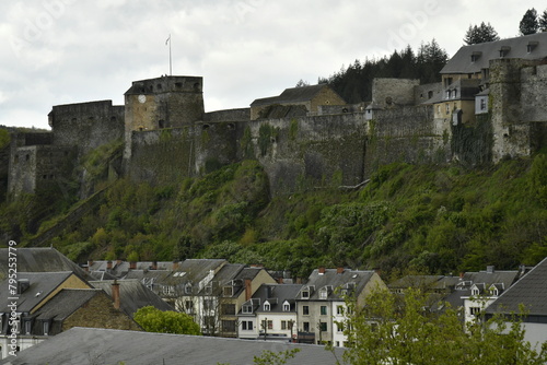 L'imposant château-fort dominant les maisons en contrebas à Bouillon  photo