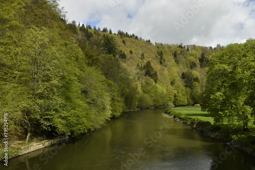 La Semois le long d'un parc et de collines boisées dans un paysage bucolique à Bouillon  photo