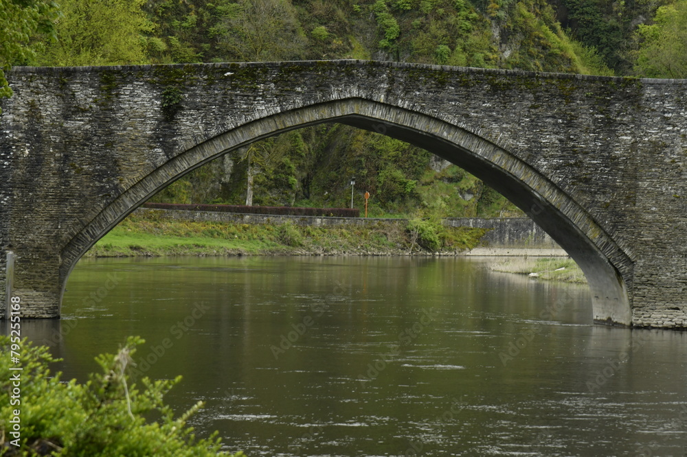 Le pont médiéval à arches traversant la Semois en pleine nature bucolique à Bouillon Le pont médiéval à arches traversant la Semois en pleine nature bucolique à Bouillon