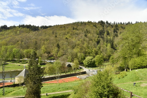 Le parc Champs l'Évêque dans la vallée verdoyante de la Semois à Bouillon photo