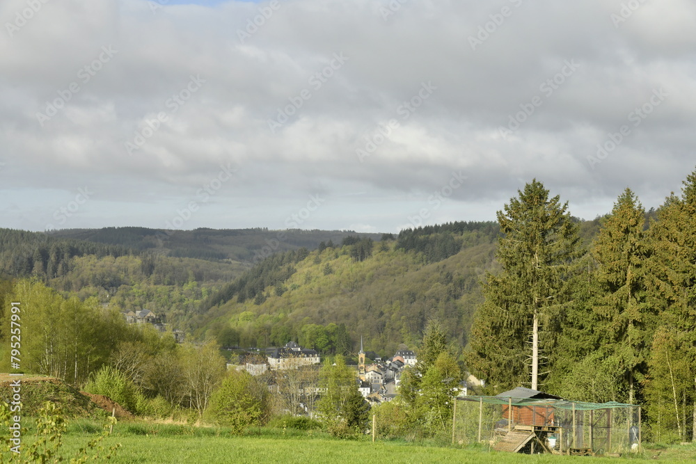 Prairie sous un ciel gris et éclaircie dans la région pittoresque de Bouillon Prairie sous un ciel gris et éclaircie dans la région pittoresque de Bouillon
