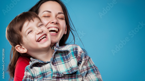 Mãe feliz com seu filho no colo no fundo azul