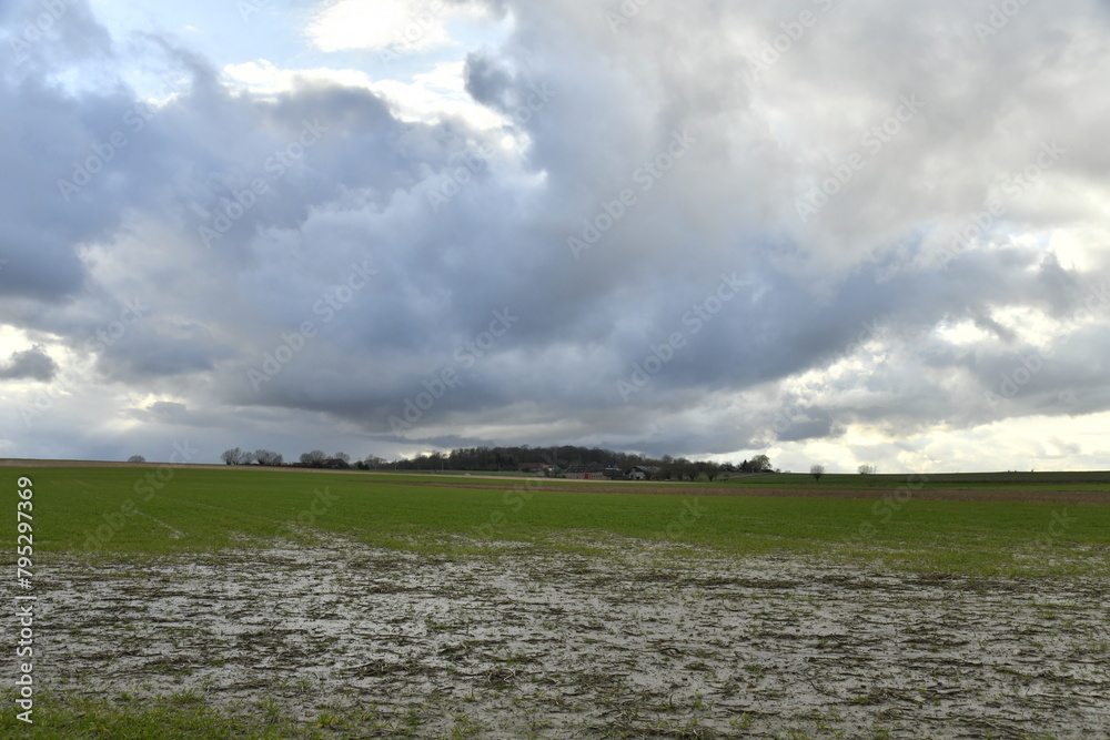Résidus d'un nuage d'orage au dessus d'une colline boisée en direction de Ath 
