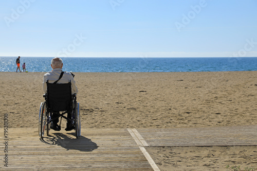 hombre mayor en silla de ruedas discapacitado minusválido  en una playa accesibilidad 4M0A8540-as24