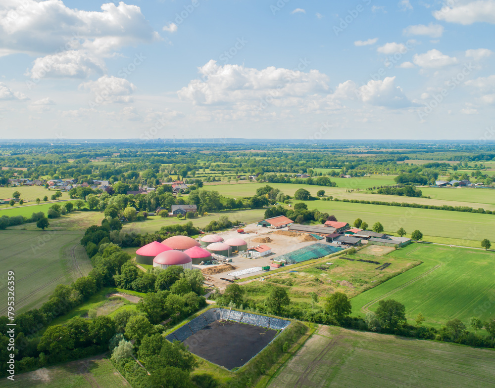 Biogasanlage aus der Luft Perspektive mit einer Drohne aufgenommen