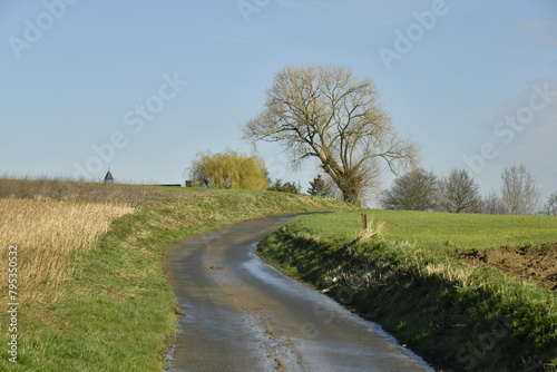 Filet d'eau coulant le long d'une route de campagne après de fortes pluies à Ghislenghien 