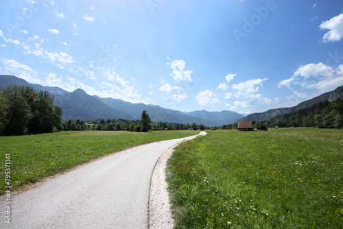 vista con inquadratura panoramica su un bellissimo ambiente naturale di montagna in Slovenia, con un'ampia vallata e delle basse montagne, di giorno, in estate, sotto un cielo sereno