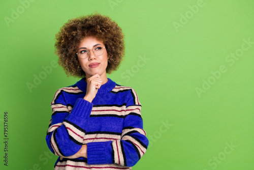 Schilderij op canvas Portrait of puzzled girl with perming coiffure dressed knit pullover look at pro