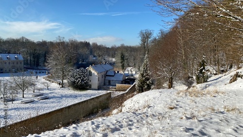 L'un des bâtiments de l'abbaye du Rouge-Cloître abritant un musée sous la neige en forêt de Soignes à Auderghem  photo