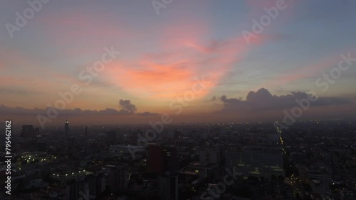 Amanecer con cielo color rosa en la ciudad de México. 2018. 