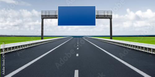 autobahn mit Blauem Hinweisschild über der Fahrbahn
