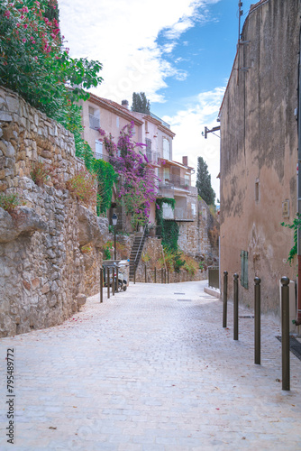 Fototapeta Naklejka Na Ścianę i Meble -  Streets of the small town in France called La Cadiere-d`Azur.