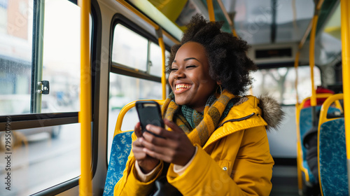 Mulher sorrindo usando o smartphone no transporte publico  photo