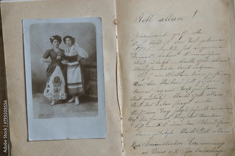Φωτογραφία OLD PHOTO OF TWO GIRLS WITH A LETTER IN THE BACKGROUND