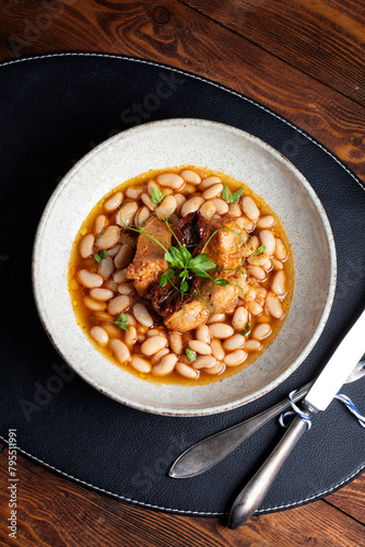 Φωτογραφία Turkey with beans and sun-dried tomatoes stew - hearty protein-rich food
