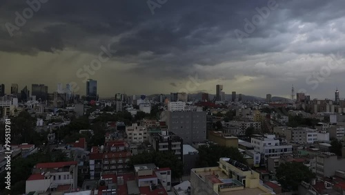 Atardecer con amenaza de lluvia en la Ciudad de México. Vista con dron desde la colonia Roma