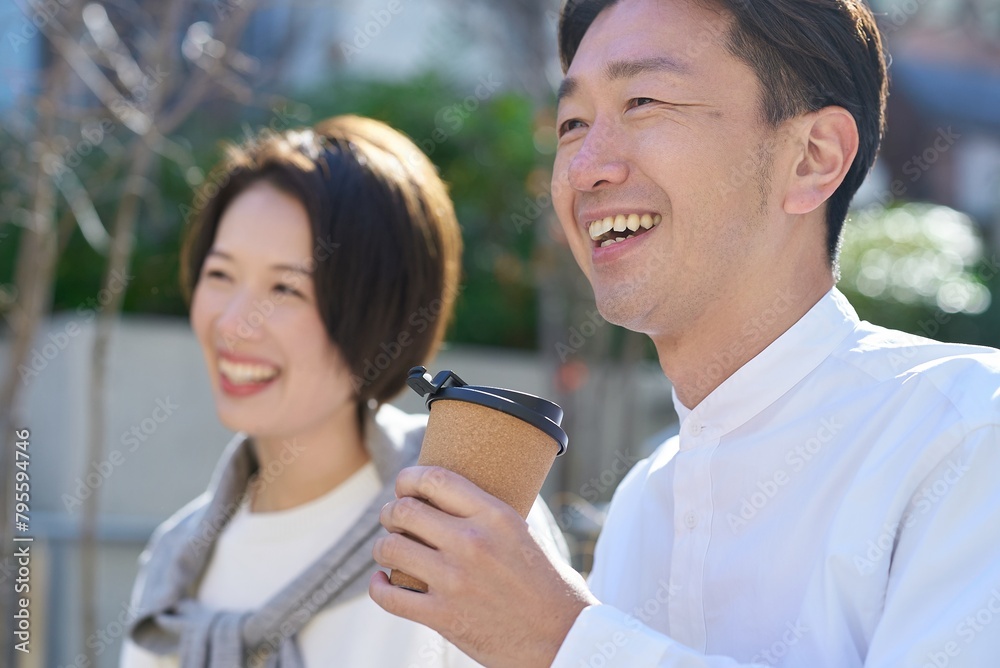 屋外で親密に話す男女