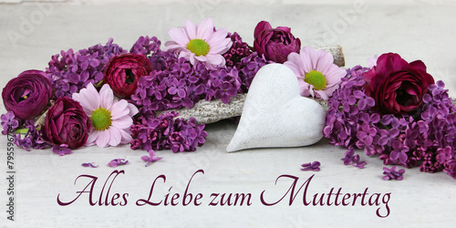 Grußkarte Muttertag: Blumenarrangemen mit Herz und dem Text Alles Liebe zum Muttertag. © Racamani