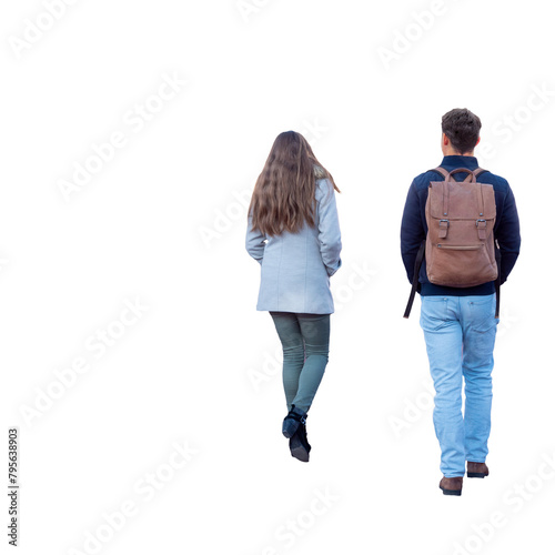 Jeune couple vu de dos qui marche, ils sont l'un à côté de l'autre, il fait froid il y a du soleil photo