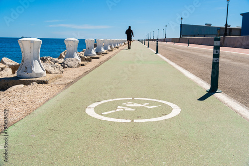 Uferpromenade Moll de Llevant, eine 4,5km lange Uferpromenade für Jogger, Spaziergänger, Radfahrer und Skater am Hafen von Tarragona, Spanien photo