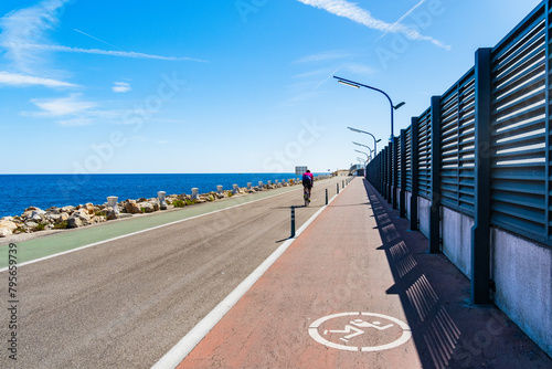 Uferpromenade Moll de Llevant, eine 4,5km lange Uferpromenade für Jogger, Spaziergänger, Radfahrer und Skater am Hafen von Tarragona, Spanien photo
