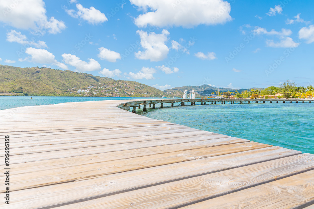 Obraz premium Ponton en bois de la plage des boucaniers à la Pointe Marin à Sainte Anne, Martinique, Antilles Françaises.