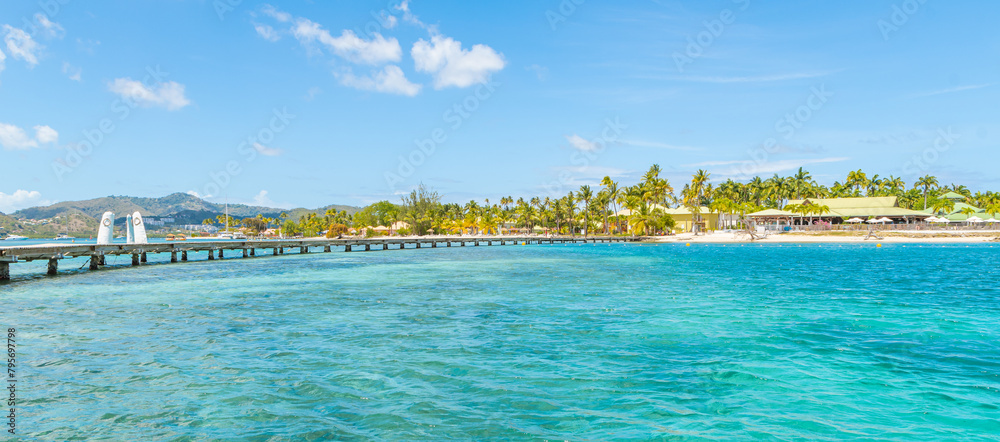 Ponton en bois de la plage des boucaniers à la Pointe Marin à Sainte Anne, Martinique, Antilles Françaises.