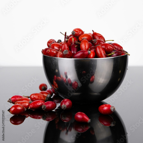 Compositions with rose hips, tea and lemon