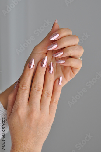 unhas metalizadas rosa  photo