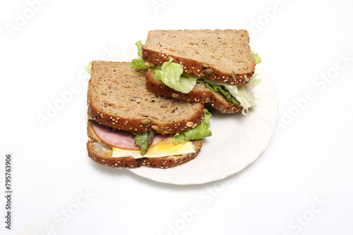 白背景のオーガニックパンのサンドイッチ