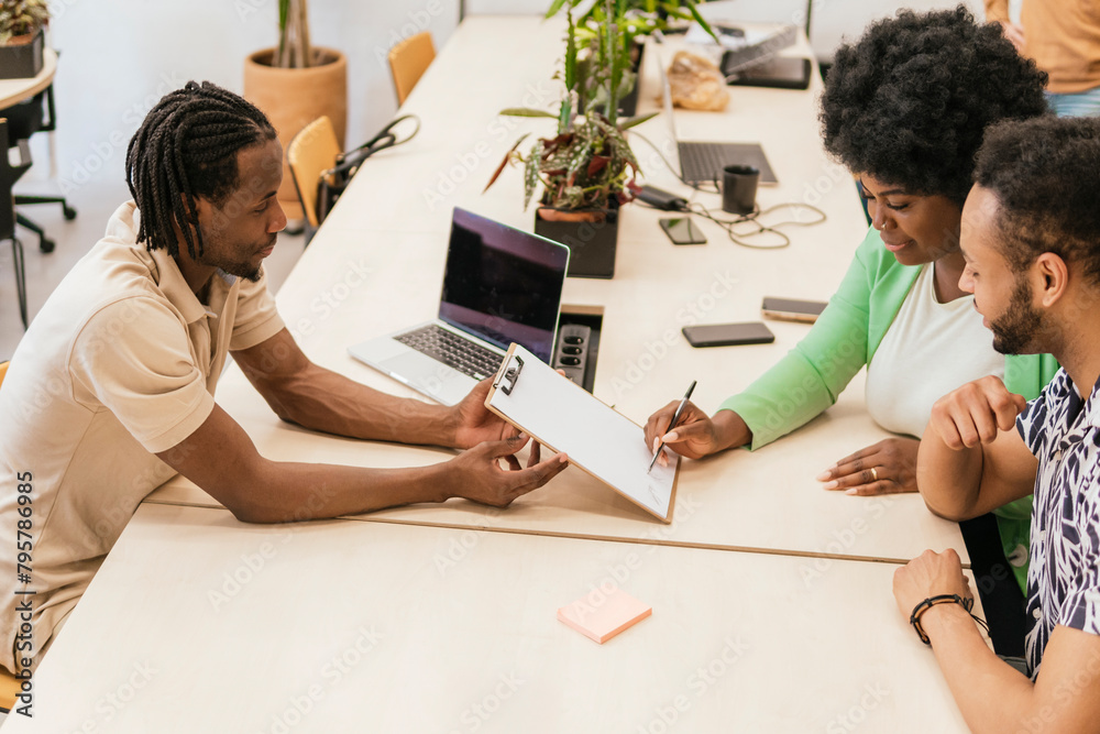 © ADDICTIVE STOCK - Collaborative teamwork in a modern coworking space © ADDICTIVE STOCK - Collaborative teamwork in a modern coworking space