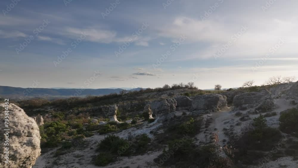Plongez dans la beauté naturelle des Mourres à Forcalquier avec cette prise de vue aérienne saisissante