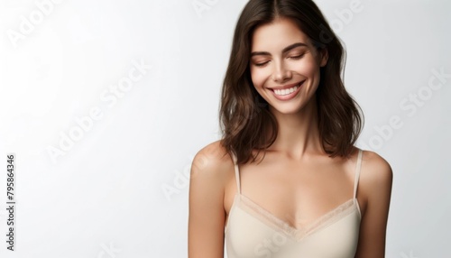 めをつむる笑顔の若い女性 photo