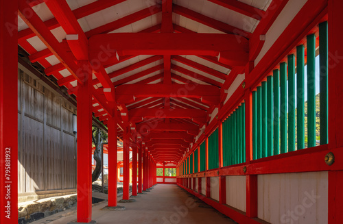 色鮮やかな神社の回廊に差し込む美しい光 / 島根県出雲市大社町日御碕神社