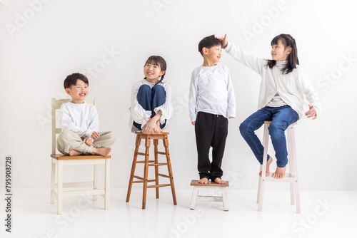 笑顔で椅子に座っている子ども　 smiling children	