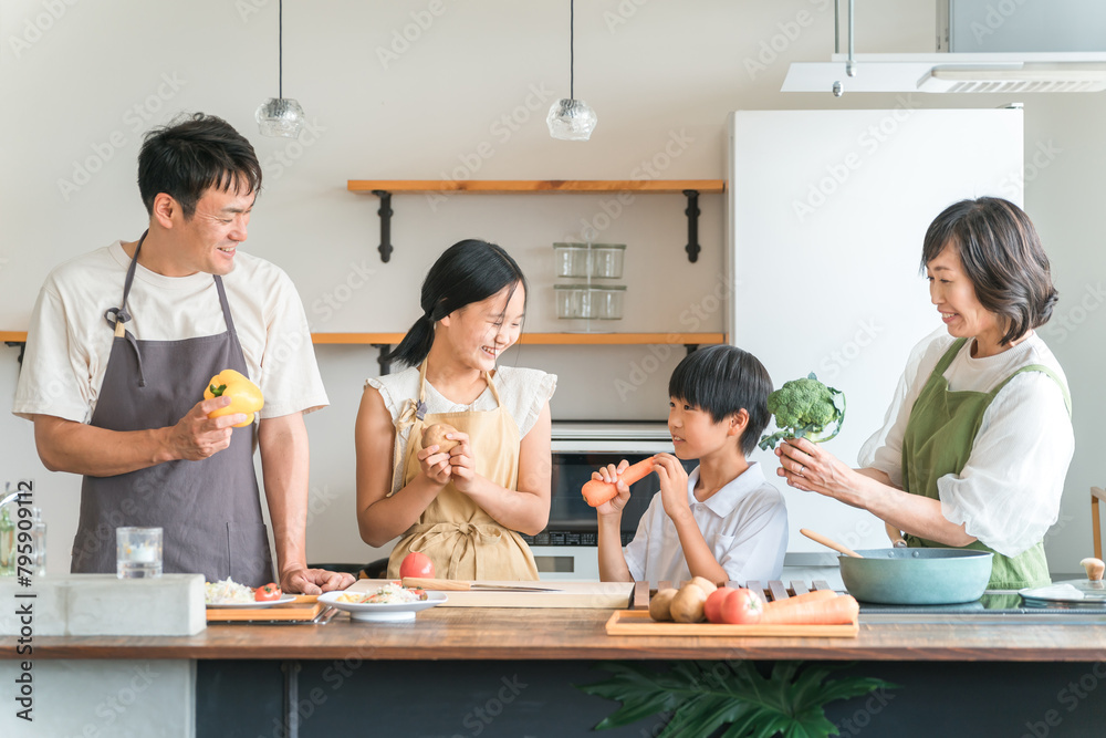 家のキッチンで子供と一緒に料理・クッキング・お手伝いする子供と夫婦・親子・家族
家のキッチンで子供と一緒に料理・クッキング・お手伝いする子供と夫婦・親子・家族