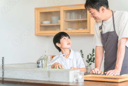 パパ・父親の手伝いでお皿洗いをする息子・男の子 