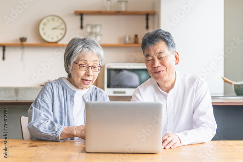 パソコンを見て驚くシニア夫婦（びっくり・サプライズ・驚き）  © buritora