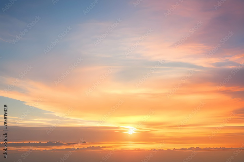 オレンジや青にグラデーションする夕焼けの空と太陽と雲