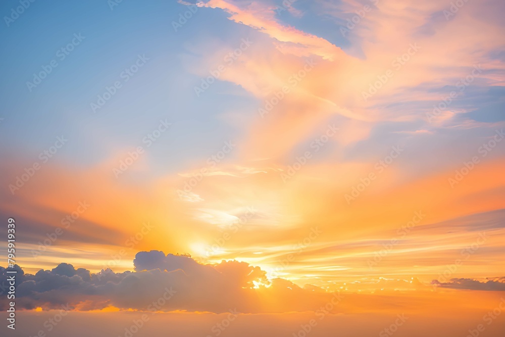 オレンジや青にグラデーションする夕焼けの空と太陽と雲 オレンジや青にグラデーションする夕焼けの空と太陽と雲