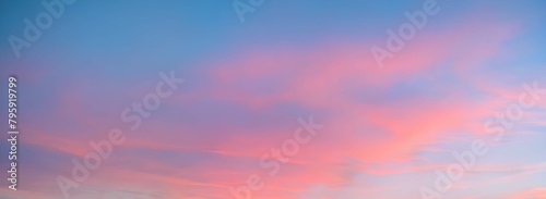 ピンクと青のグラデーションをする雲と空の景色